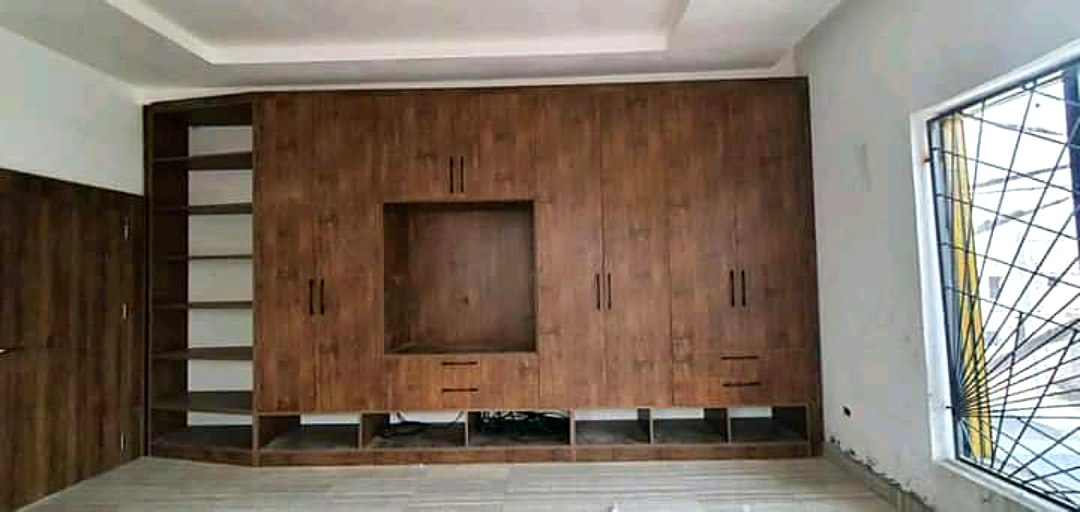 Bedroom wardrobe with display niche